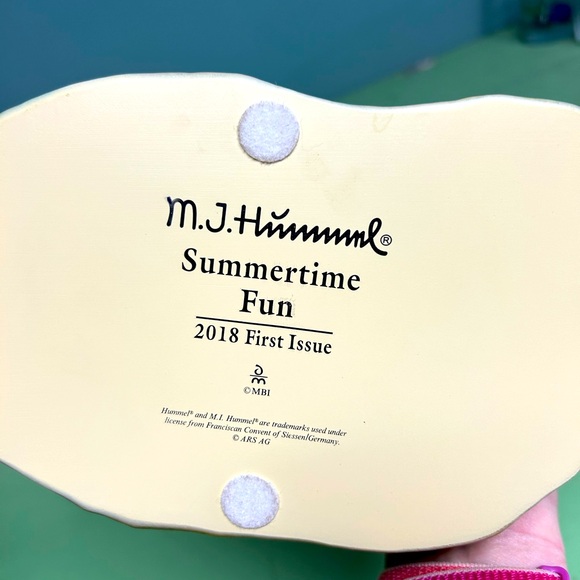 M.J. HUMMEL Summertime Fun Lemonade Stand First Edition 2018 - Picture 3 of 3